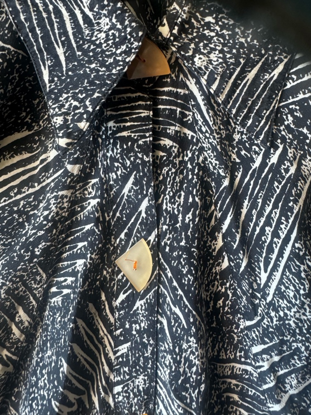 Julie V England 100% Silk 90s Abstract Animal Print Blouse 8 Top Light Blue Tan - Picture 9 of 16